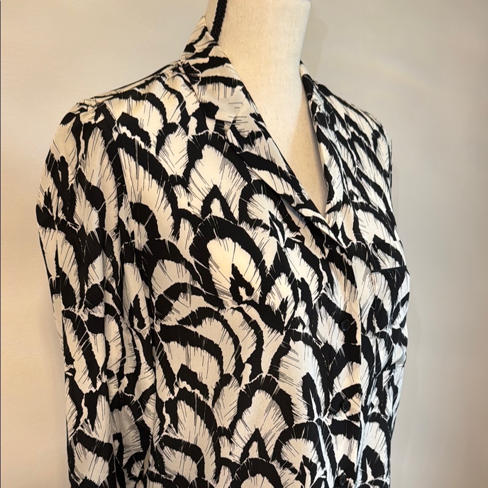 Chic Monochrome Leaf Pattern Blazer - image 2